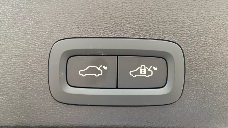 Volvo XC40 2.0 B3P Ultra Dark 5dr Auto Petrol Estate